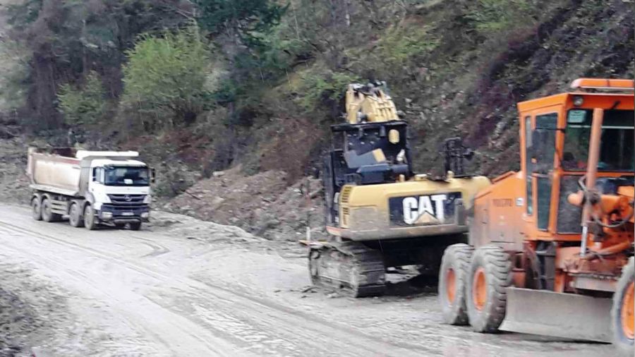 Heyelan�n kapatt��� yol 7 g�nd�r a��lamad�