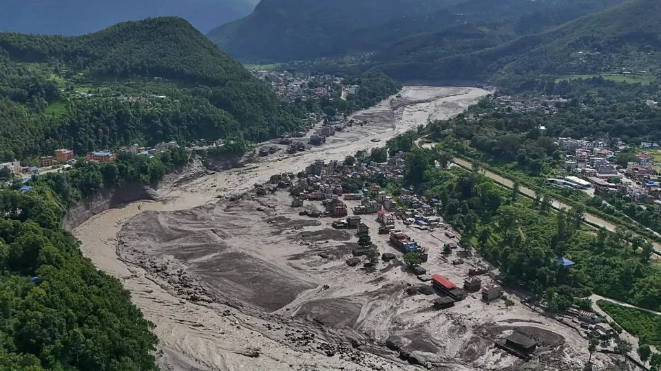 Himalayalar'da sessiz tehlike y�k�ma d�n��t�: Nepal-�in s�n�r�nda b�y�k afet