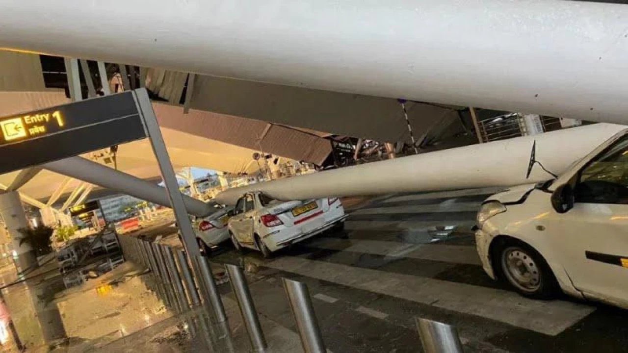 Hindistan'da havalimanının çatısı çöktü: 1 ölü, 8 yaralı