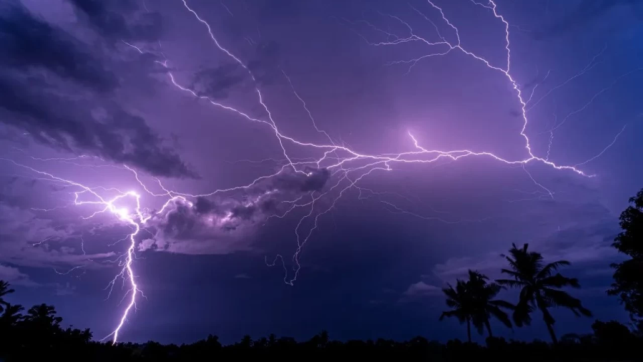 Hindistan'da y�ld�r�m d��mesi sonucu 63 ki�i �ld�