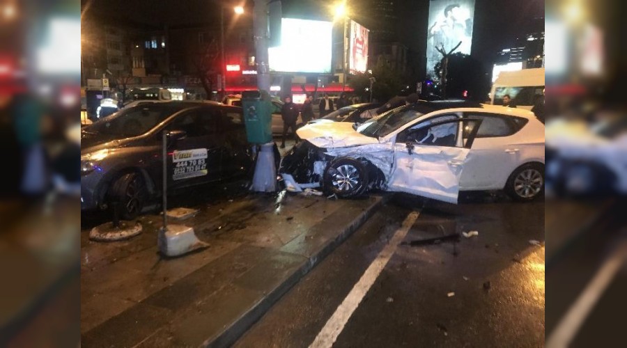 Hızını alamayan otomobil 3 araca çarptı