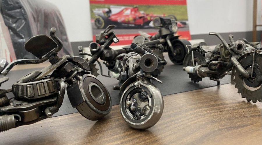 Hurda parçalarından 3 robot yaptı