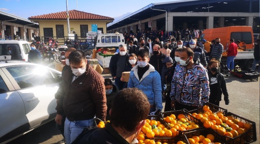 Hurda pazarında korkutan kalabalık