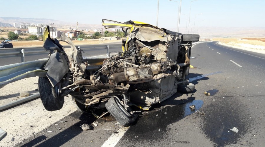 Hurdaya dönen araçtan sağ çıktı