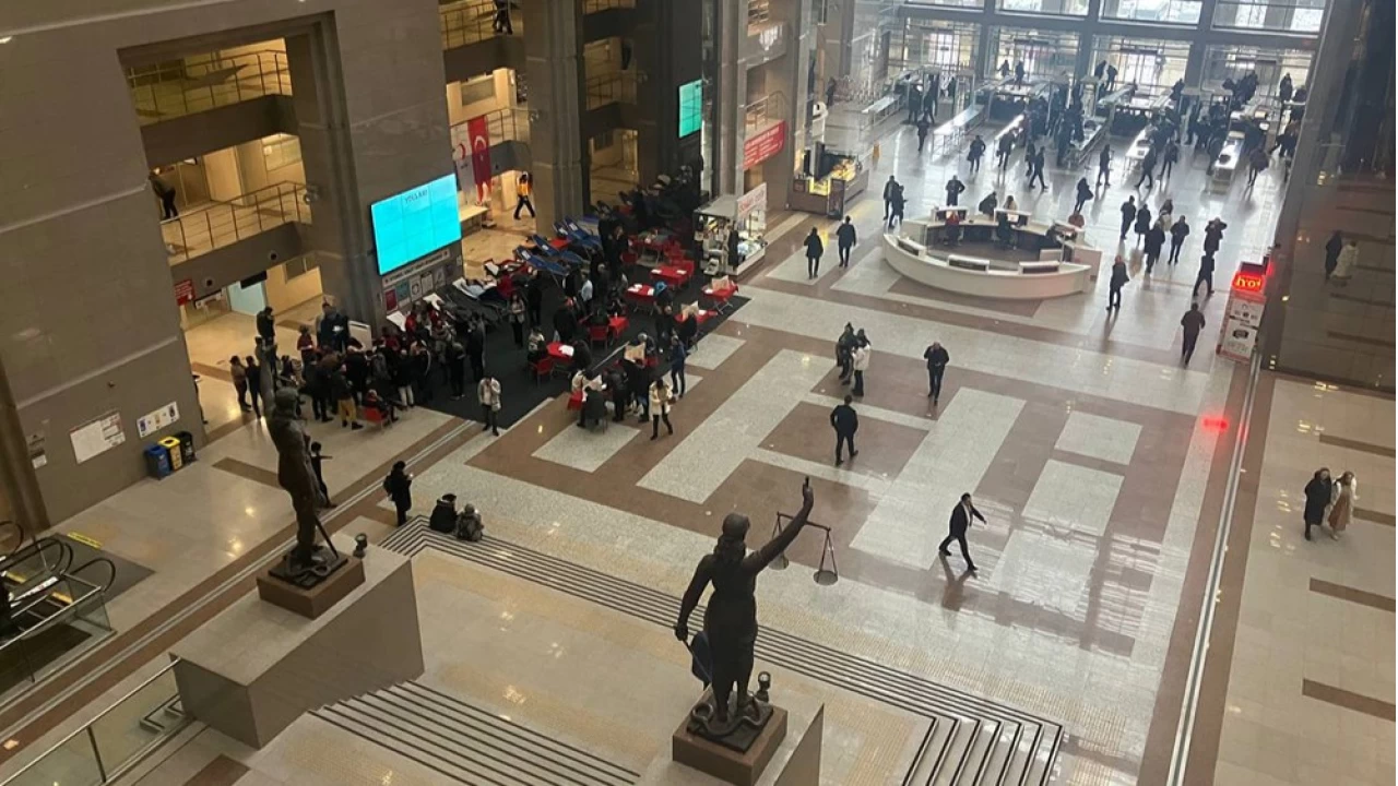 İBB'ye yönelik yolsuzluk soruşturmasında gözaltına alınan 45 zanlı adliyede