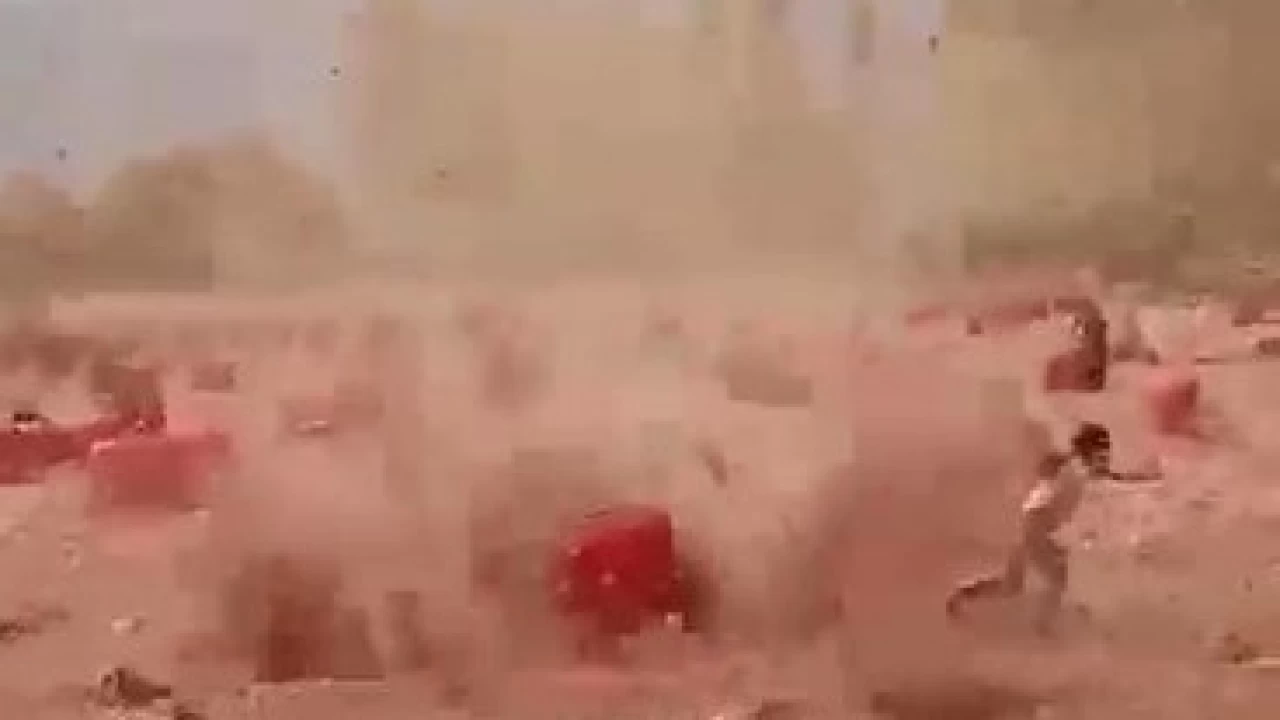 �ki �ocuk hortumun aras�nda kald�