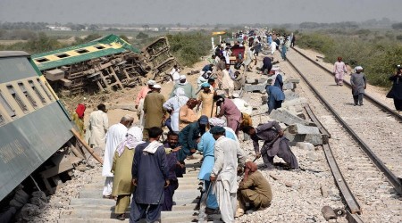 İki yolcu treni çarpıştı: 30 ölü, 50 yaralı