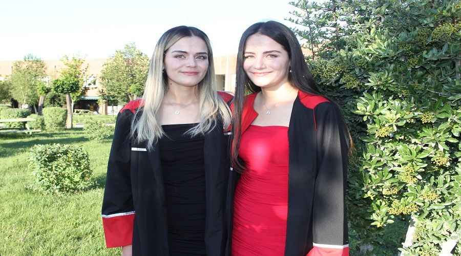 �kizler ayn� fak�lteyi bitirip, birincili�i de payla�t�lar