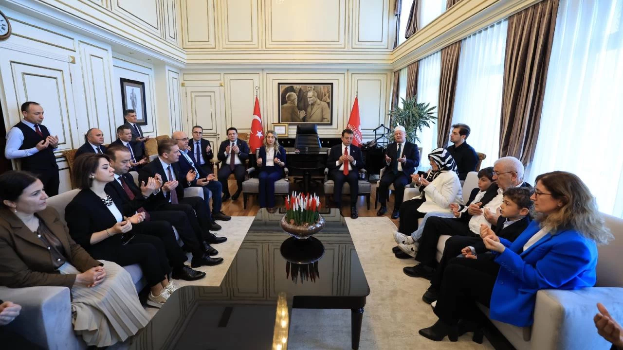 �mamo�lu, ailesi ile birlikte makam odas�nda kameralar �n�nde dua etti