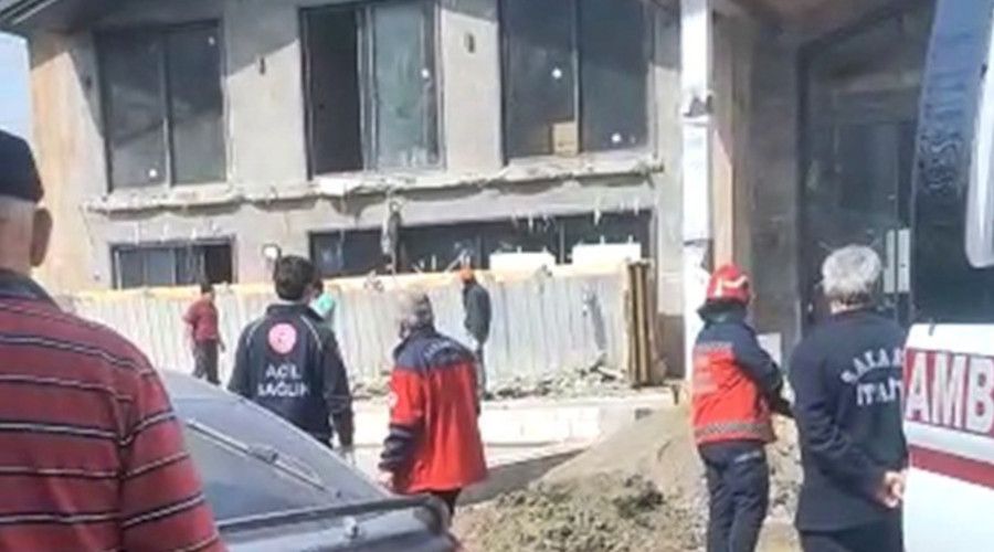 İnşaat halindeki evin balkonu çöktü: 4 işçi yaralandı