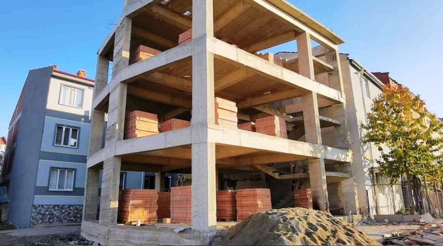 İnşaattan düşen çocuğu kum yığını kurtardı