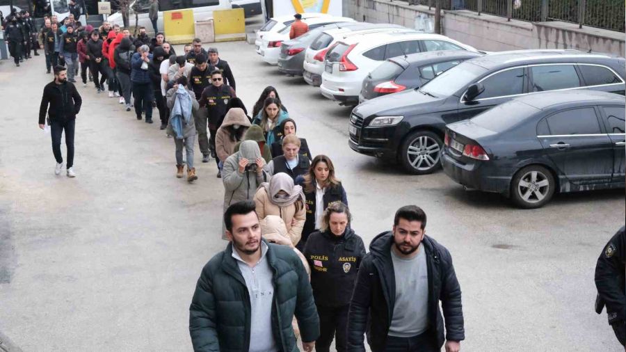 İnternetten araç sigortası yaptırmak isteyenleri dolandırdılar