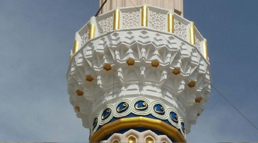 İntihar için minareye çıkan genci polis vazgeçirdi