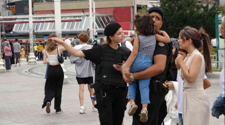 ranl aile 4 yandaki kzlarn Taksim'de unuttu