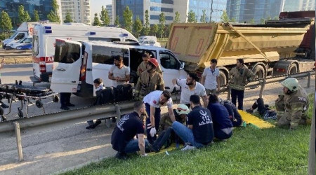 İşçileri taşıyan minibüs kaza yaptı: 11 yaralı