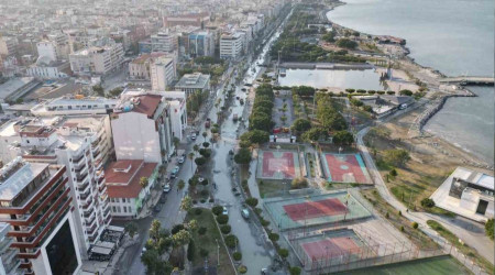 skenderun'da deniz suyu altnda kalan sahil kesiminde tahliye ve temizlik almas