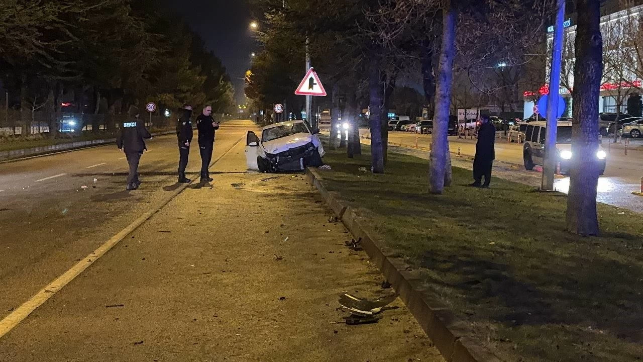 Isparta'da ara� ref�je �arpt�: 1 �l�, 1 yaral�