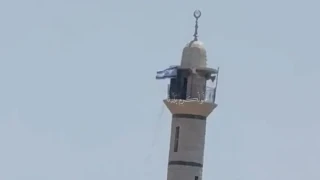 İsrail askerleri Batı Şeria'da bir caminin minaresine İsrail bayrağı astı