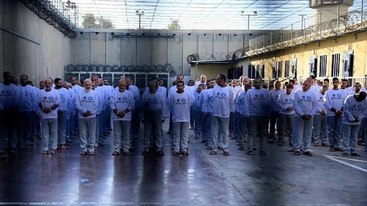 İsrail'in Davut yıldızlı tek tip kıyafetle serbest bıraktığı Filistinlilerin bir kısmı hastaneye kaldırıldı