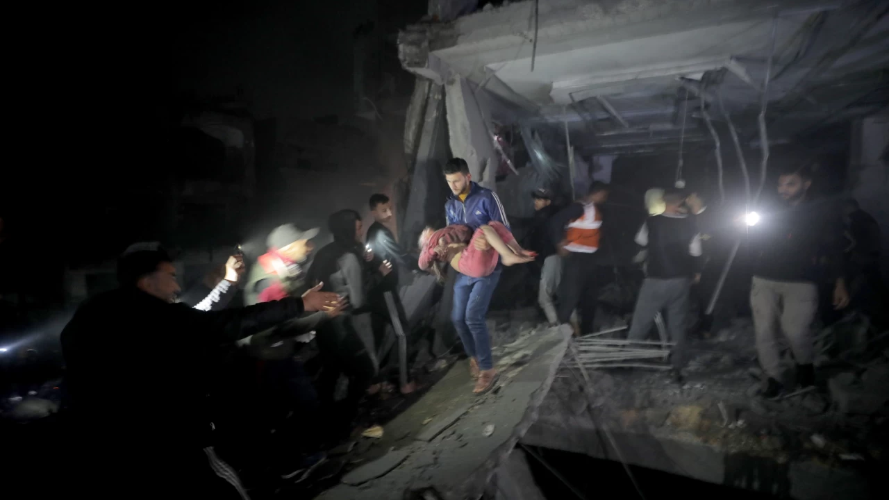 �srail'in Gazze'deki Nusayrat M�lteci Kamp�na d�zenledi�i sald�r�da 21 Filistinli hayat�n� kaybetti