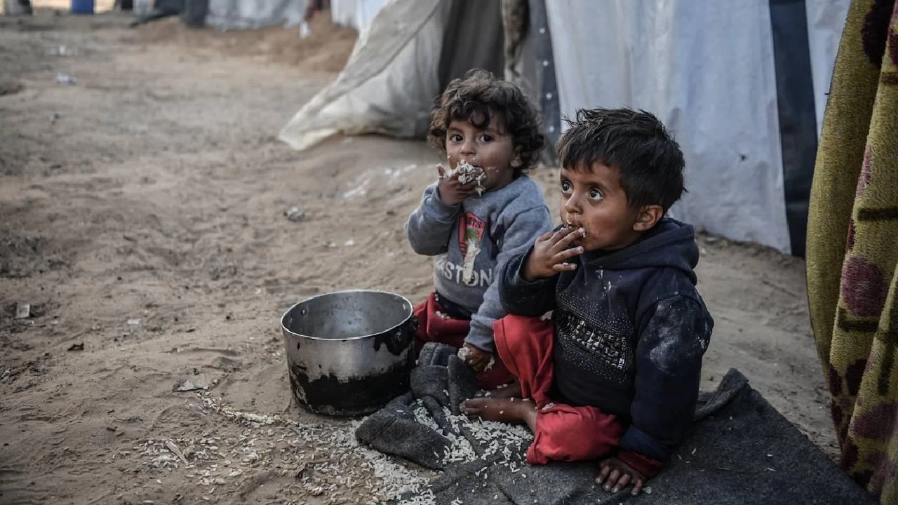 İsrail'in savaş silahı olarak kullandığı 'açlık' Gazze'de 16 çocuğu öldürdü