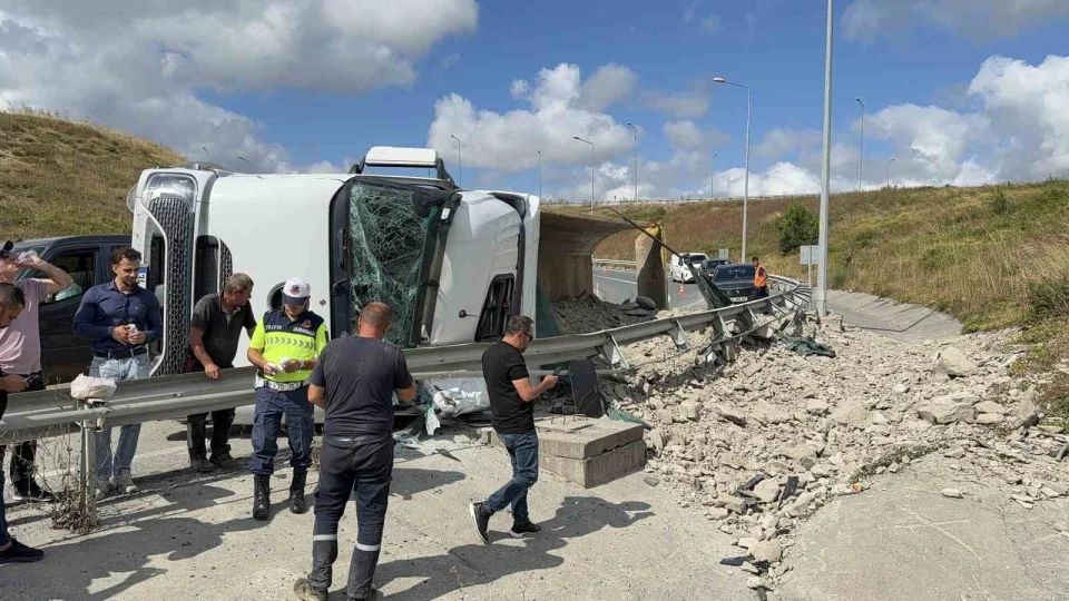 �stanbul Havaliman� sapa��nda hafriyat kamyonu devrildi