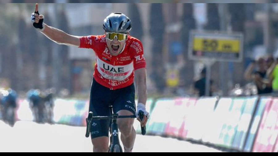 �stanbul �ncesi �zmir etab�n� Jay Vine kazand�