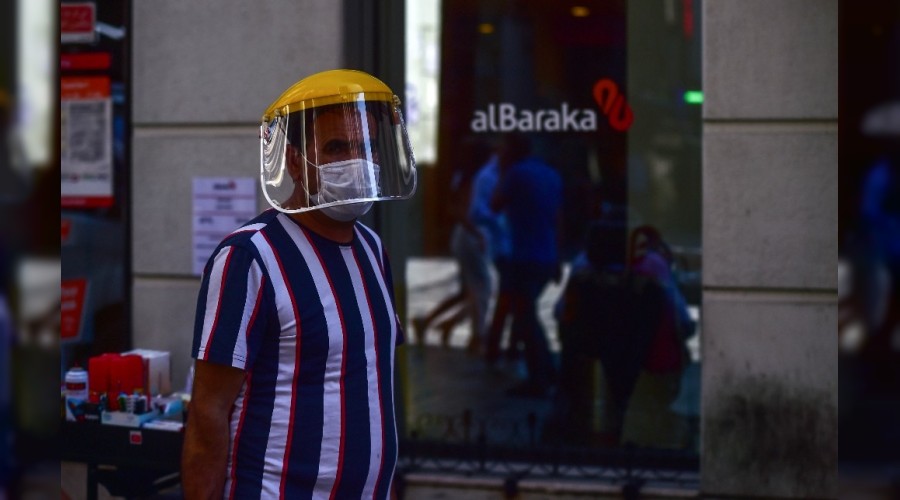 İstanbul sokaklarında ilginç maske manzaraları