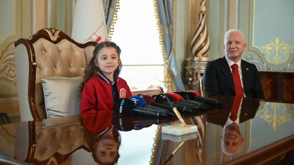�stanbul Valisi G�l, koltu�unu ilkokul ��rencisine devretti