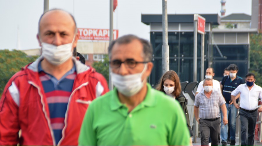 stanbul'da maske takmak zorunlu 