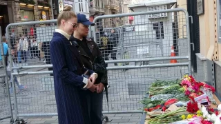İstanbul'daki Rus vatandaşlar konsolosluk binası önüne çiçek bıraktı