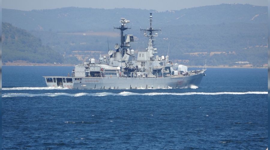 İtalya savaş gemisi Çanakkale Boğazı'ndan geçti