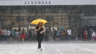 İzmir başta olmak üzere bazı iller için şiddetli yağış uyarısı