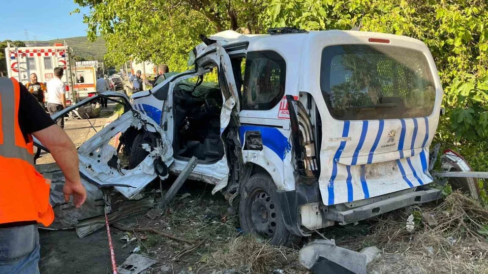 �zmir'de 1'i polis 3 ki�inin hayat�n� kaybetti�i kazada lojistik firmas�n�n sahibi g�zalt�na al�nd�