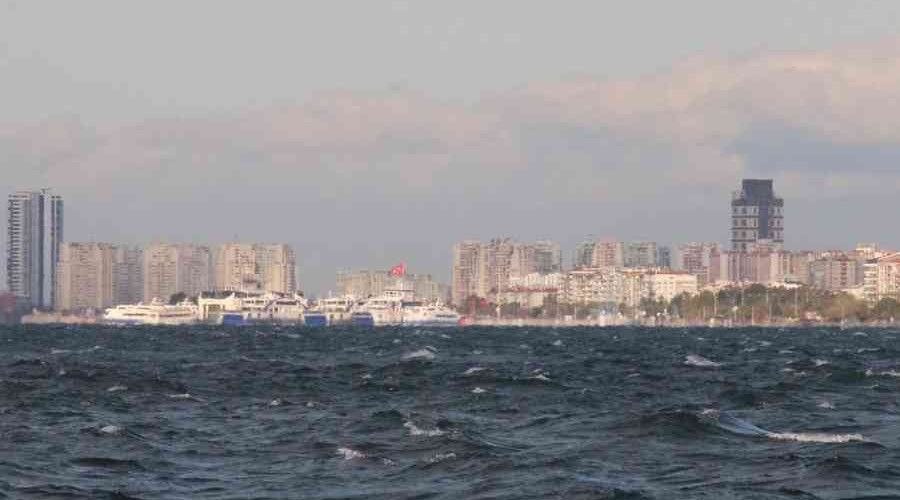 �zmir'de arabal� vapur seferlerine f�rt�na engeli