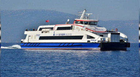 İzmir'de arabalı vapur seferlerine fırtına engeli