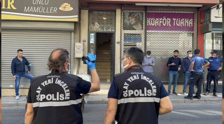 İzmir'de biri kadın iki kişi aynı evde bıçaklanarak öldürüldü