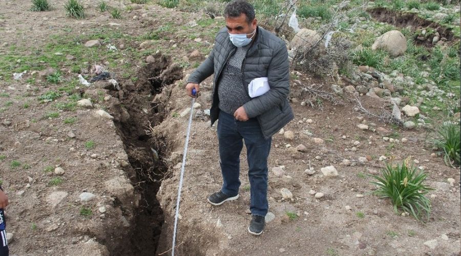 �zmir'de korkutan �atlaklar