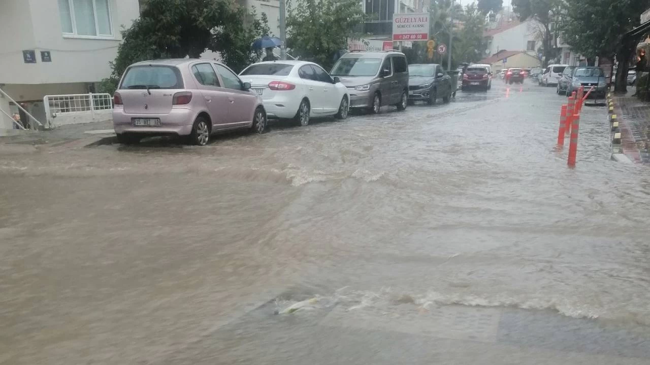 �zmir'de sa�anak ve kuvvetli r�zgar hayat� olumsuz etkiliyor