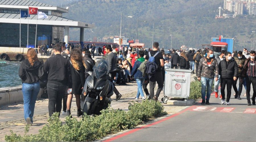 �zmir'de vatanda�lar Kordon'a ak�n etti