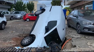İzmir'i yaz sağanağı vurdu: Ev ve iş yerlerini su bastı