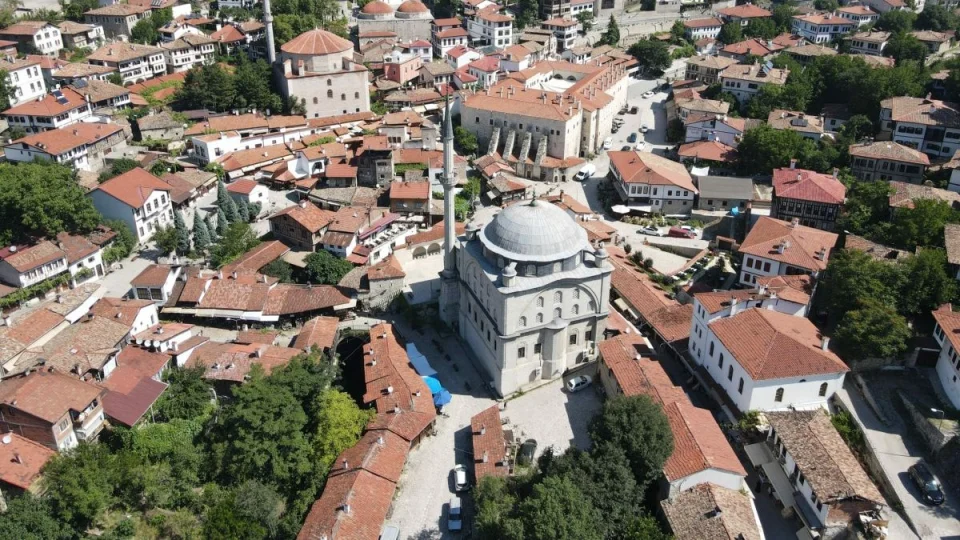 İzzet Mehmet Paşa Camii: Nuruosmaniye'nin küçük bir modeli