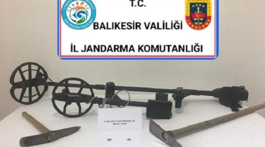 Kaçak kazı yapan defineciler yakalandı