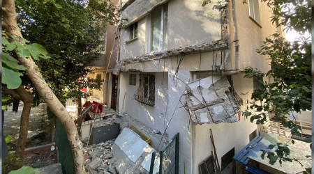 Kadıköy'de 25 yıllık binanın balkonları çöktü