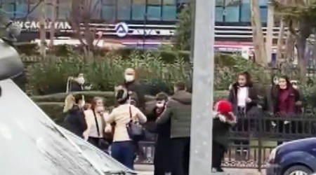 Kadınlar cadde ortasında birbirine girdi