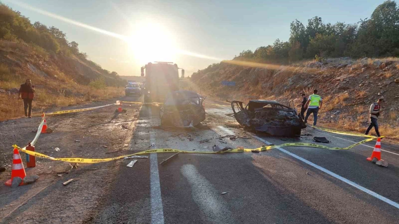 Kafa kafaya �arp��an iki otomobil alev ald�: 3 �l�, 5 yaral�