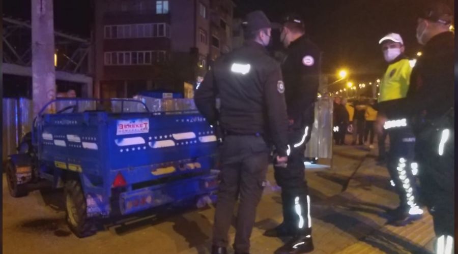 Kaldırıma çarpan patpat takla attı