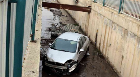 Kanala uçtukları otomobili bırakıp kaçtılar
