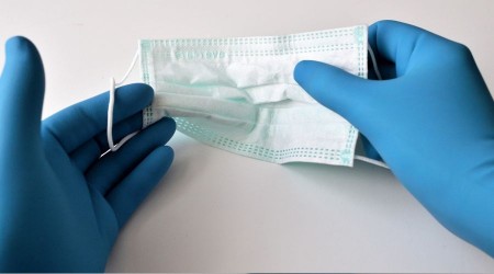 ‘Kapalı mekanlarda tek maske yetmeyebilir’