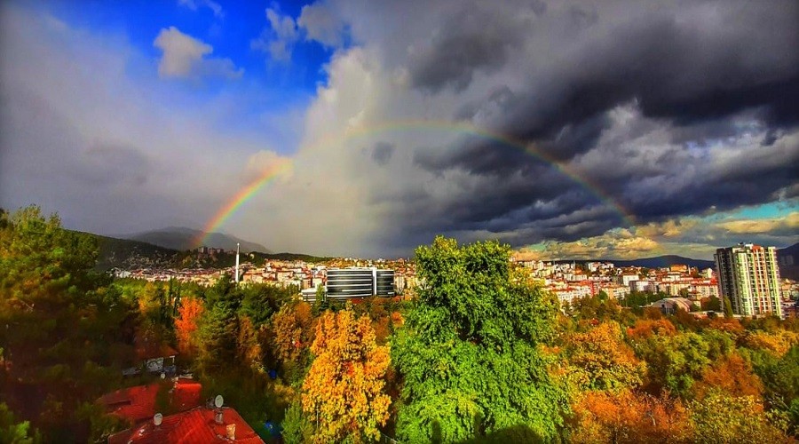 Karabük gökkuşağı gerdanlığını takındı